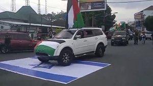 Mobil-peserta-aksi-bela-Palestina-melindas-bendera-Israel-di-Alun-alun-Banjarnegara.jpg