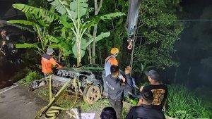 Mobil-terperosok-ladang.jpg