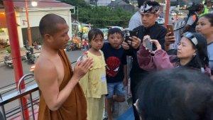 Muslim-minta-doa-ke-biksu.jpg