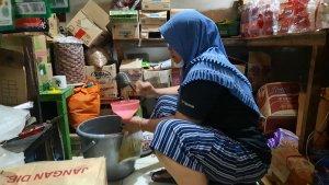 Pedagang-minyak-goreng-curah-di-Pasar-Sampangan-Kota-Semarang-Kamis-262022.jpg