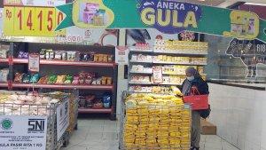 Pembeli-memilih-paket-gula-pasir-di-Rita-Supermall-Kota-Tegal-Selasa-2932022.jpg