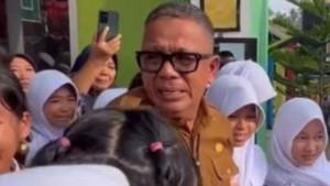 RONI-DICOPOT-KEPSEK-PRABUMULIH.jpg