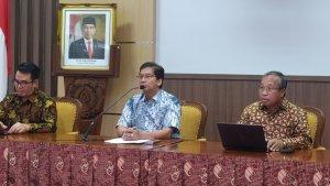 Rektor-UNS-Solo-Jamal-Wiwoho-tengah.jpg