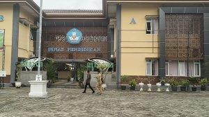 Warga-melintas-di-depan-kantor-Dinas-Pendidikan-Disdik-Blora-Senin-322025.jpg