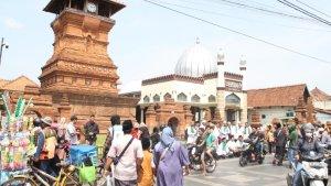 Wisatawan-menara-Kudus.jpg