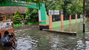 banjir-semarang-rendam-sekolah.jpg