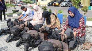 bintara-Polres-Sukoharjo-sungkem-ke-orang-tua.jpg