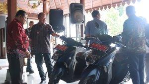 bupati-banyumas-serahkan-motor-bantuan-kepada-kades.jpg