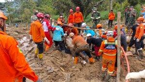 evakuasi-korban-longsor-pekalongan-di-petungkriyono-jumat-2412025.jpg