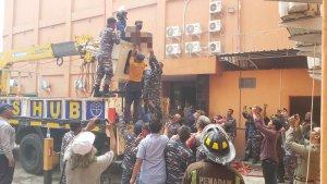 kebakaran-tempat-karaoke-orange-kota-tegal-proses-evakuasi.jpg