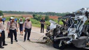 kecelakaan-minibus-hiace-tabrak-belakang-truk-trailer-di-tol-batang-semarang.jpg