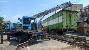 kecelakaan-truk-kontainer-terguling-di-wiradesa-pekalongan.jpg