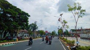 kendaraan-di-alun-alun-kebumen-saat-cuaca-cerah-berawan.jpg