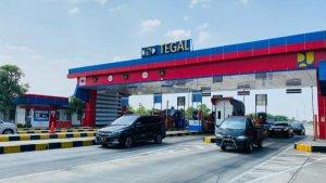 kendaraan-melintas-di-exit-tol-adiwerna-tegal-saat-nataru.jpg