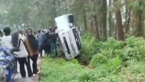minibus-terbalik-oke.jpg