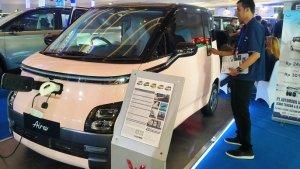 mobil-listrik-wuling-air-ev-menarik-perhatian-pengunjung-pameran-bca-expo-semarang.jpg