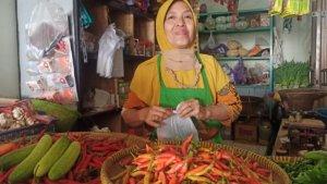 pedagang-cabai-di-pasar-batang-melayani-pembeli-selasa-1212021.jpg