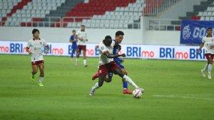 pemain-psis-gali-frietas-berebut-bola-dengan-pemain-borneo-fc.jpg