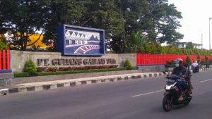 pengendara-motor-melintas-di-depan-kawasan-pabrik-rokok-pt-gudang-garam-tbk-di-kediri-jawa-timur.jpg