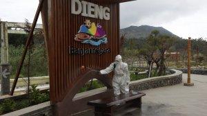 petugas-menyemprot-area-wisata-dieng-dengan-disinfektan-saat-menyambut-uji-coba-akhir-pekan-lalu.jpg
