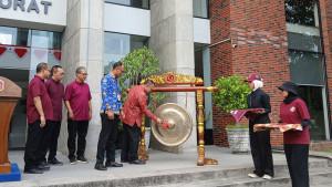 rektor-UHN-sudirman-Said-serahkan-bantuan.jpg