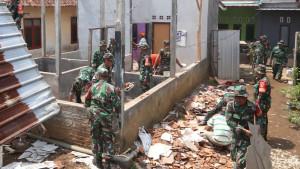 rumah-diperbaiki-tni.jpg