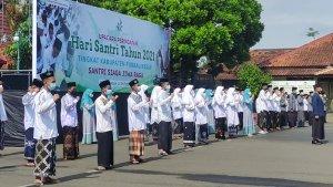 santri-mengikuti-upacara-peringatan-hari-santri-nasional-di-purbalingga-jumat-22102021.jpg