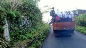 siswa-smp-negeri-1-pandanarum-banjarnegara-berangkat-sekolah-naik-truk.jpg