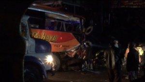 tim-dari-basarnas-tengah-mengevakuasi-pengendara-bus-sugeng-rahayu.jpg