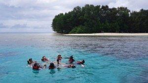 wisatawan-berenang-di-sekitaran-pulau-cilik-karimunjawa-jepara-jawa-tengah-selasa-2522020.jpg