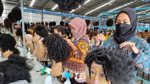 zulhas-di-pabrik-rambut-palsi-purbalingga.jpg
