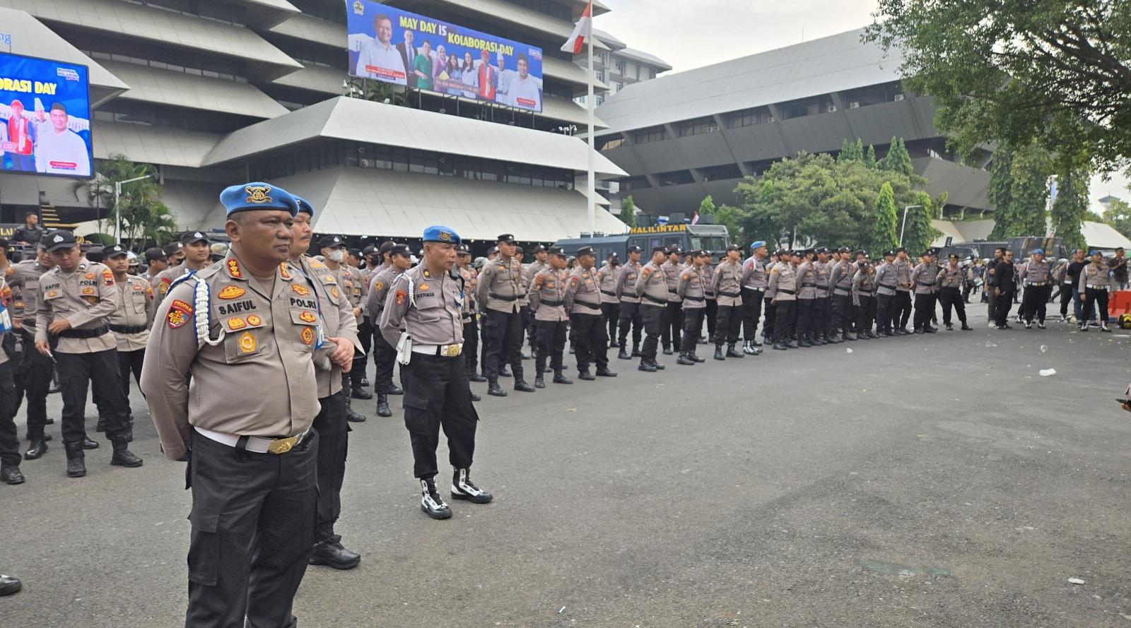 01052025-bidan-propam-polda-jateng-awasi-personel-yang-melakukan-pengamanan-hari-buruh.jpg