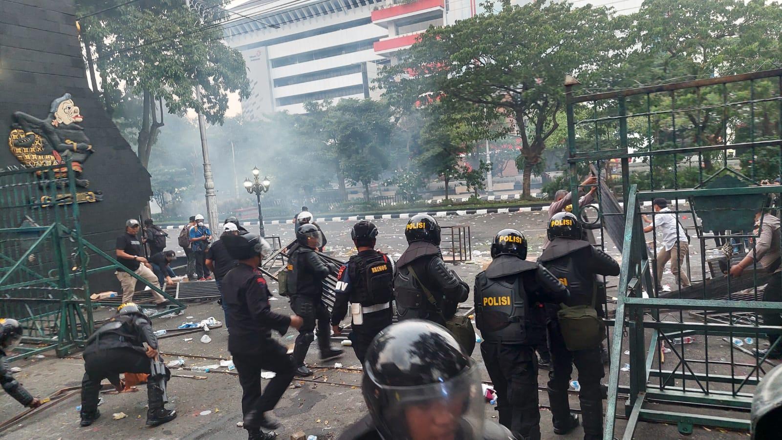 01052025-polisi-pukul-mundur-peserta-aksi-demo-di-semarang.jpg