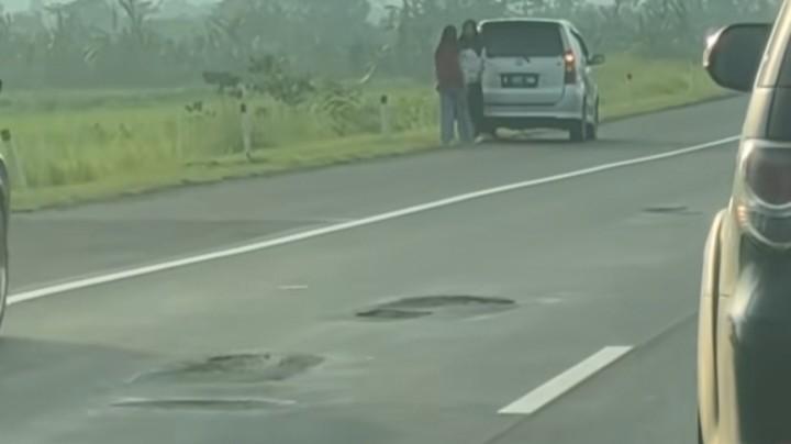 02012026-jalan-berlubang-di-tol-kanci-pejagan.jpg