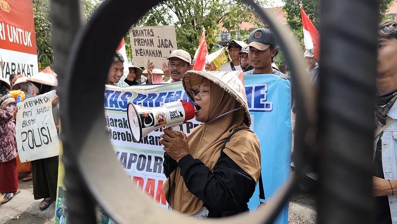 02062025-petani-pundenrejo-tayu-demo-di-mapolres-pati.jpg