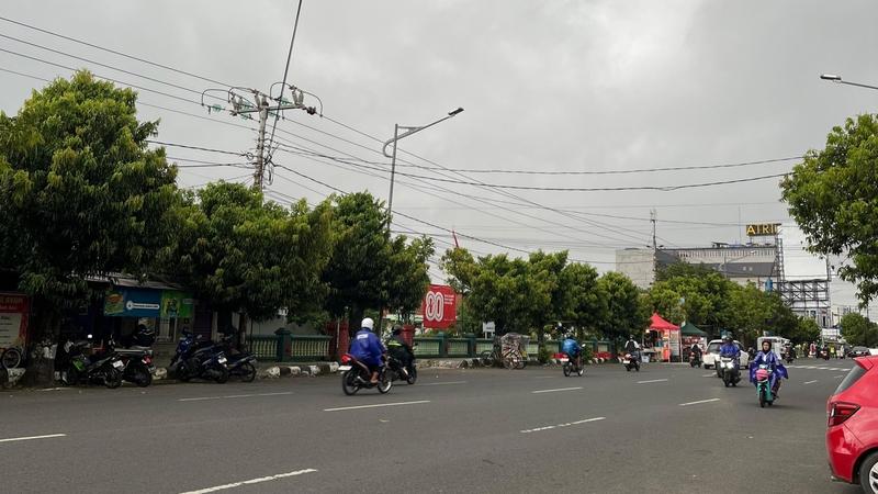 02102025-pengendara-mulai-pakai-jas-hujan-hujan-di-cilacap.jpg
