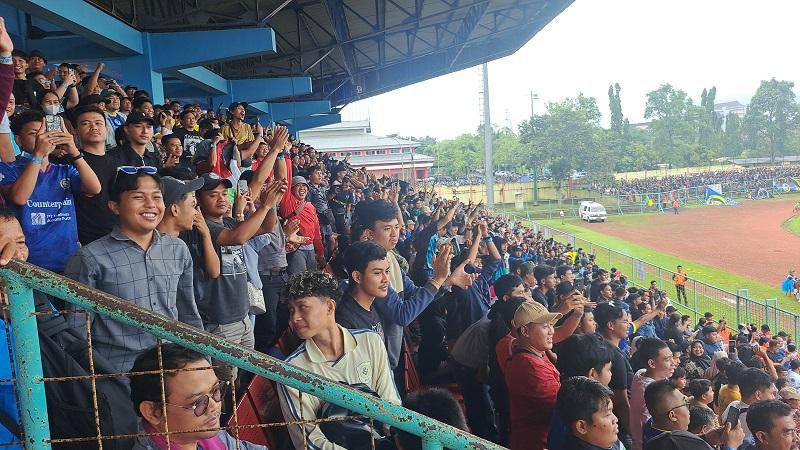 03022026-suporter-persibas-banyumas-beri-dukungan-saat-laga-persibas-vs-persak-kebumen.jpg