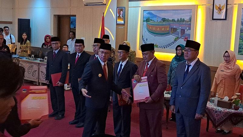 05112025-bupati-banyumas-sadewo-tri-lastiono-serahkan-sk-pejabat-eselon-ii.jpg