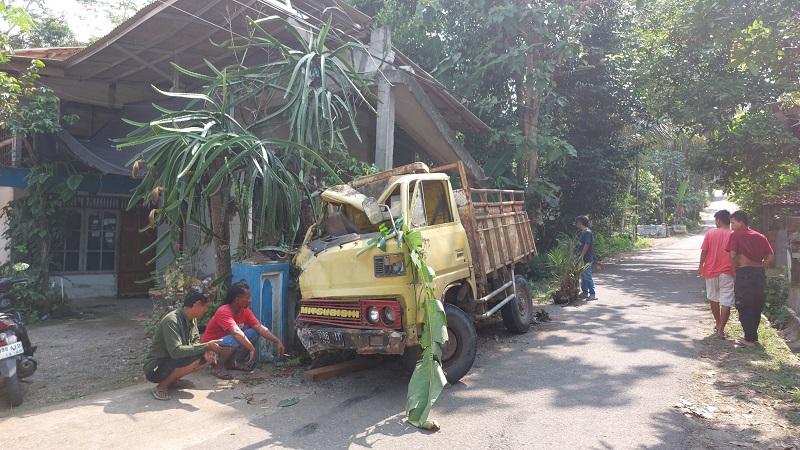 06102025-truk-tabrak-rumah-di-aditirto-kebumen.jpg