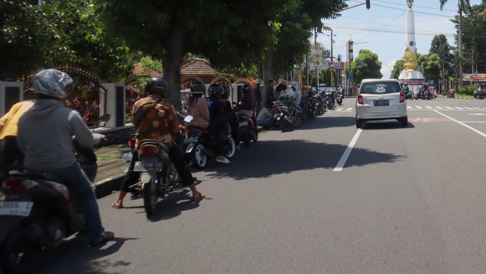 08042025-warga-antre-pada-hari-pertama-pemutihan-pajak-di-banyumas.jpg