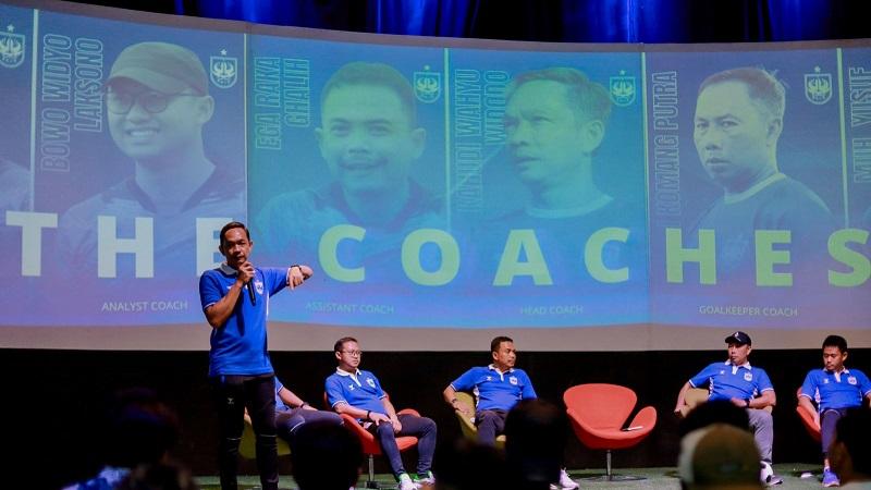09072025-pelatih-psis-kahudi-wahyu-kumpulkan-pemain-dan-ofisial-dalam-breafing.jpg