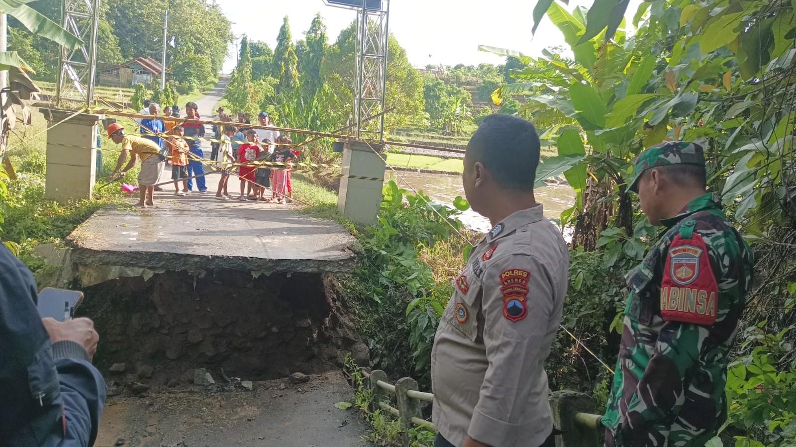 09112025-jembatan-putus-di-bantarkawung-brebes-akibat-banjir-bandang.jpg