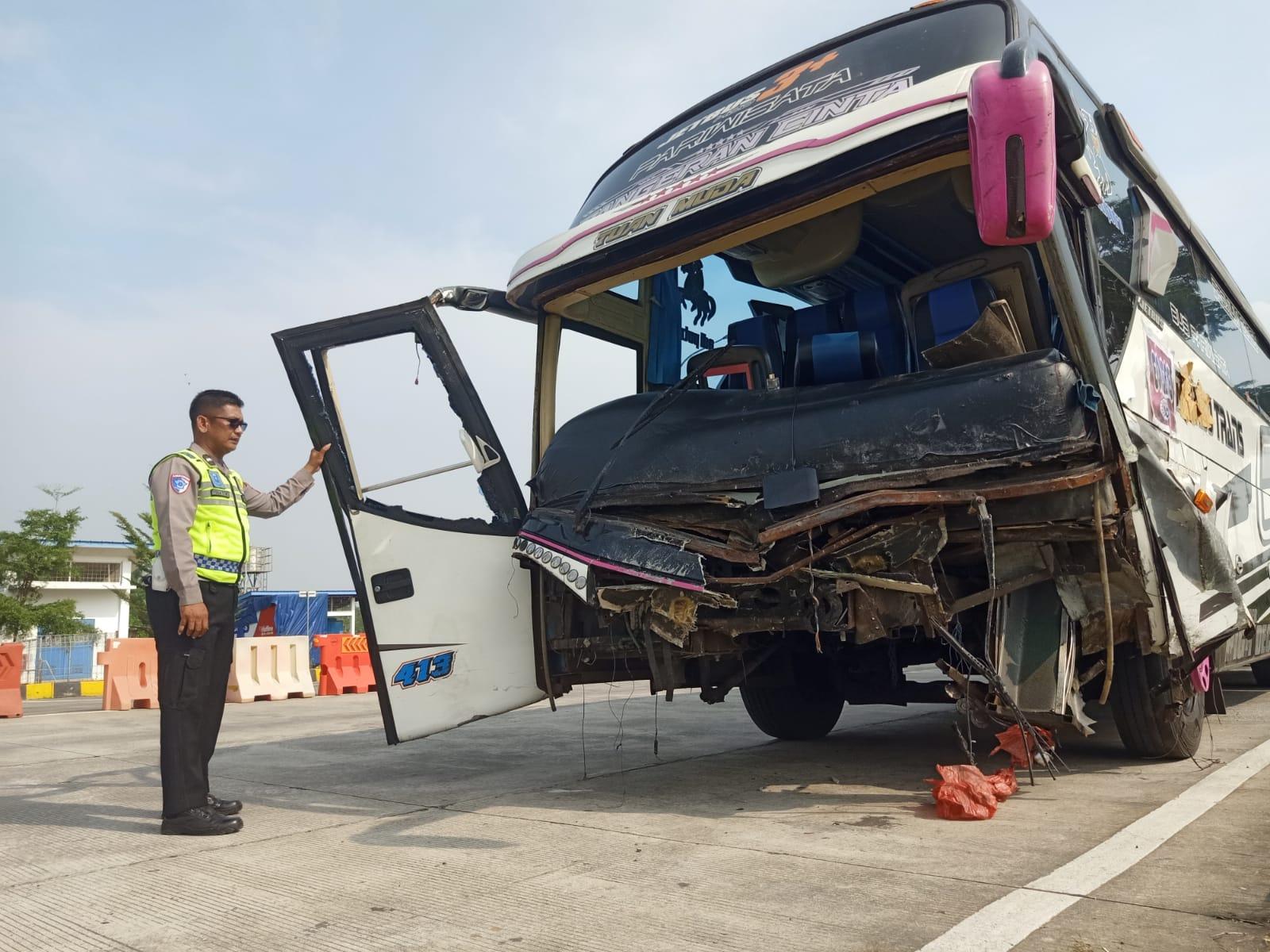 Bus Bonek Tabrak Mobil Pengangkut Rokok Ilegal di Tol Pekalongan, 1 Tewas