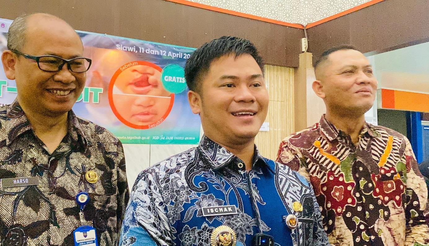 1204205-bupati-tegal-ischak-soal-bibir-sumbing.jpg