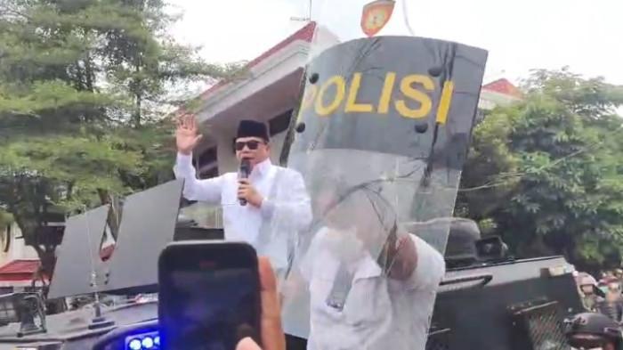 Muncul 20 Detik, Bupati Pati Sudewo Minta Maaf ke Pendemo. Disambut Lemparan Sandal dan Air Mineral