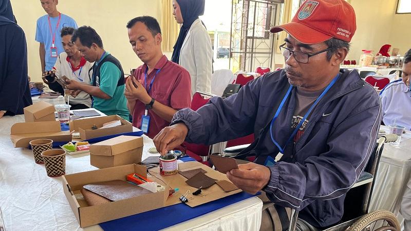 14102025-pelatihan-membuat-dompet-gedebog-pisang-bagi-difabel-dan-perempuan-cilacap.jpg