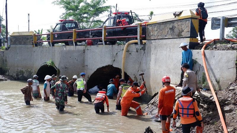14122025-relawan-membersihkan-jembatan-kali-abang-kebumen.jpg