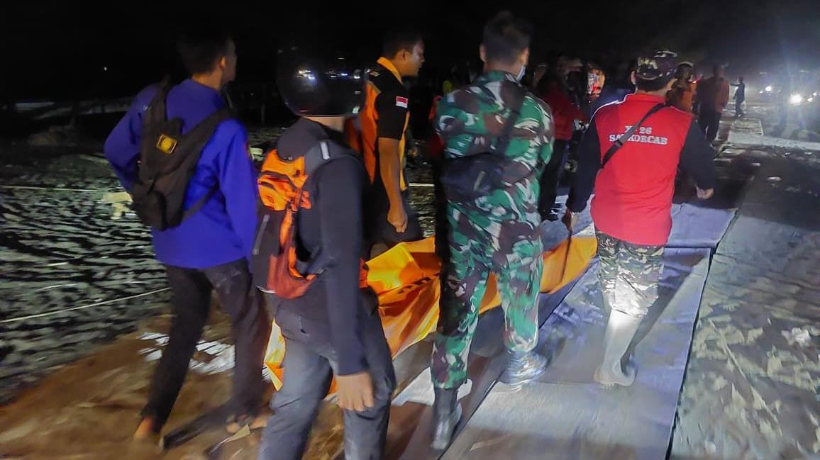 14122025-tim-sar-evakuasi-jenazah-pemancing-di-pantai-lengkong-cilacap.jpg