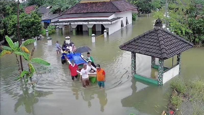 15012026-pengantar-jenazah-tembus-banjir-di-mintobasuki-pati.jpg