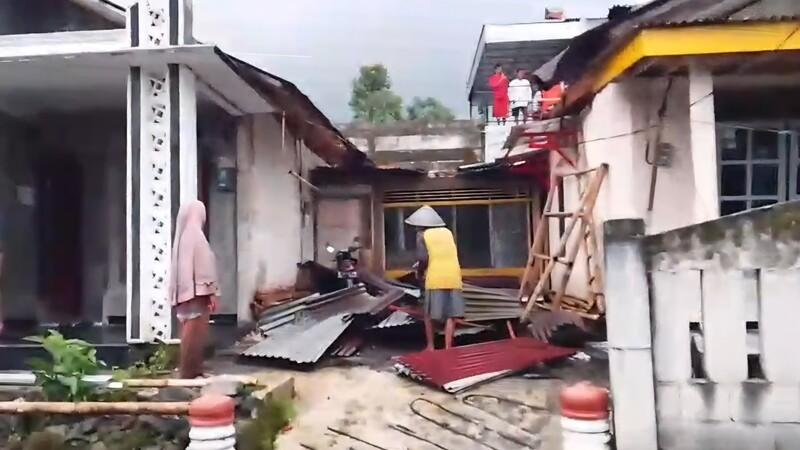 16012026-angin-ribut-rusak-ratusan-rumah-di-kotayasa-banyumas.jpg